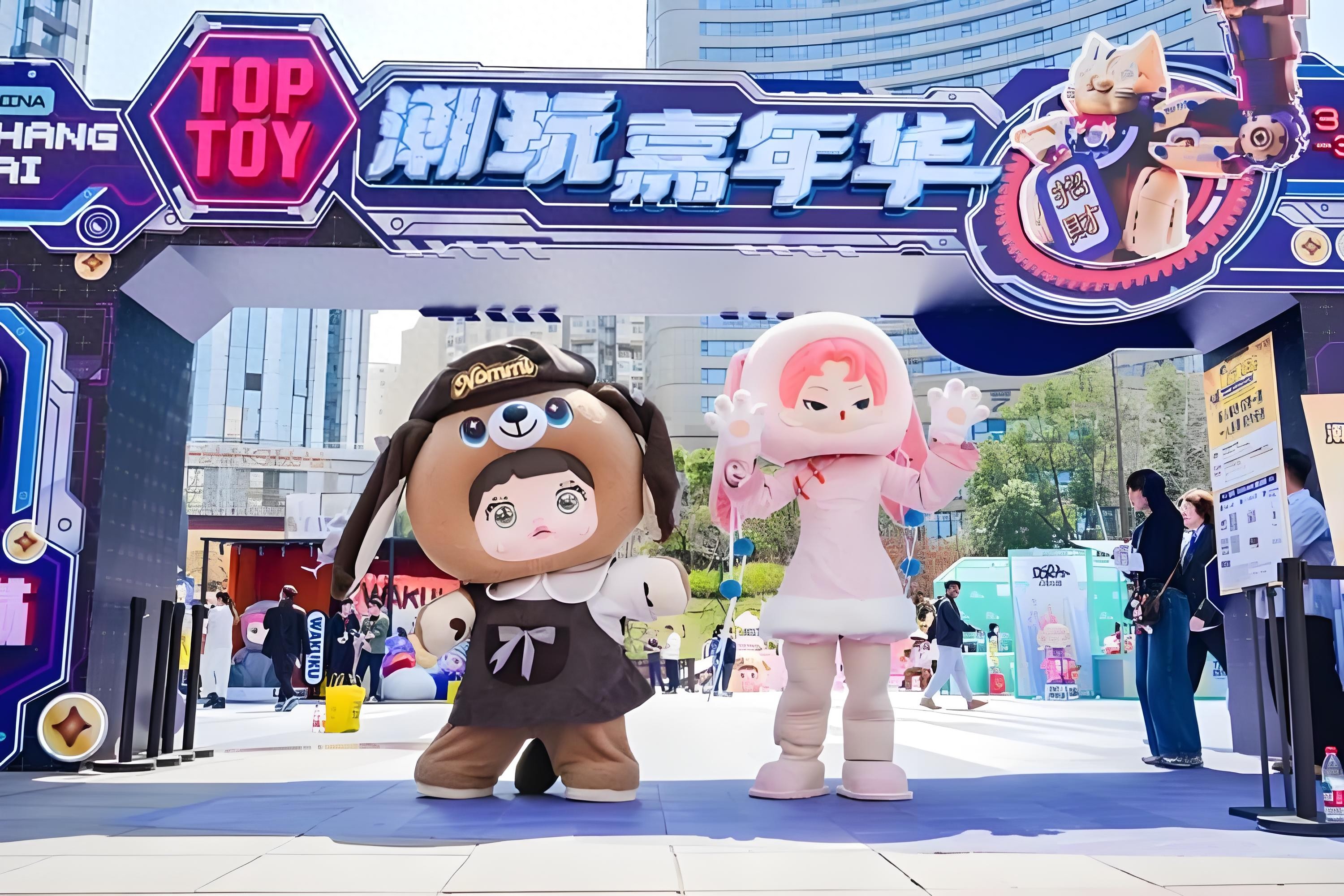 中国潮玩，投靠“10元店”？