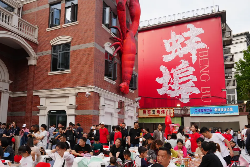 最早把小龙虾端上餐桌的城市，这个五一又沸腾了