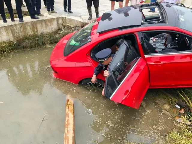 54岁民警吴光勇：泥水没过膝盖，也挡不住我救人的脚步