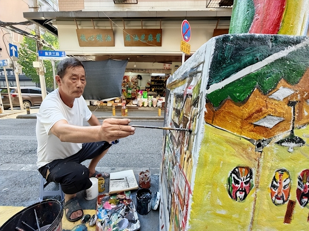 120幅作品见证居民幸福生活变迁 武汉退休教师在小巷墙绘人间烟火