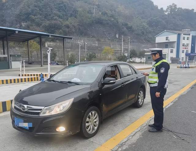 开着“废铁”上高速？遵义交警：扣车+吊销驾照！