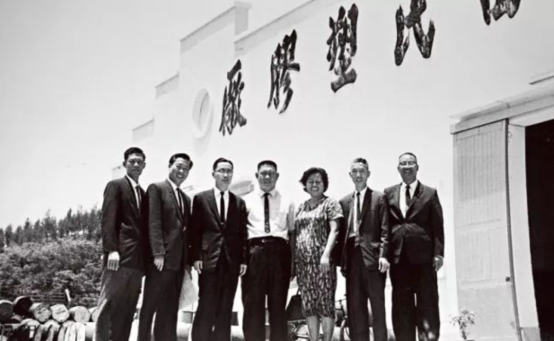 “皮革大王”田家炳：身价比肩李嘉诚，却生生把自己捐成穷人