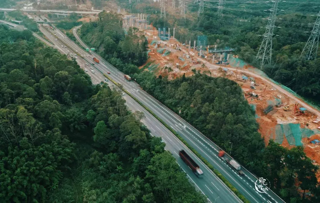 △萤火虫公园附近的高速路，另一侧扩建工程已经动工。