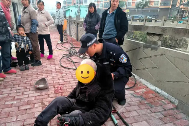 有“警”无险，老人不慎摔倒，幸亏有他们！