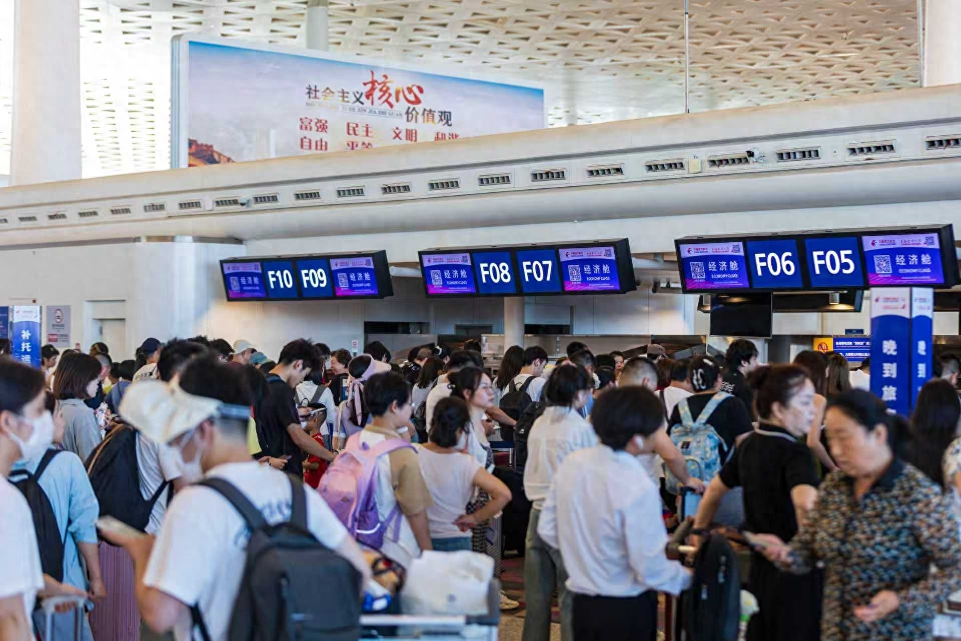 天河机场暑运迎送旅客近600万人次