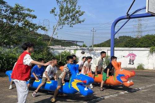 湘潭大学机械工程与力学学院社会实践团“三下乡”：大手牵小手，盛夏趣童行