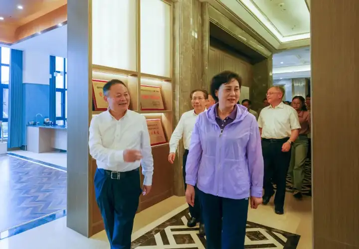 湖南省政协党组副书记黄兰香一行来临湘永巨调研