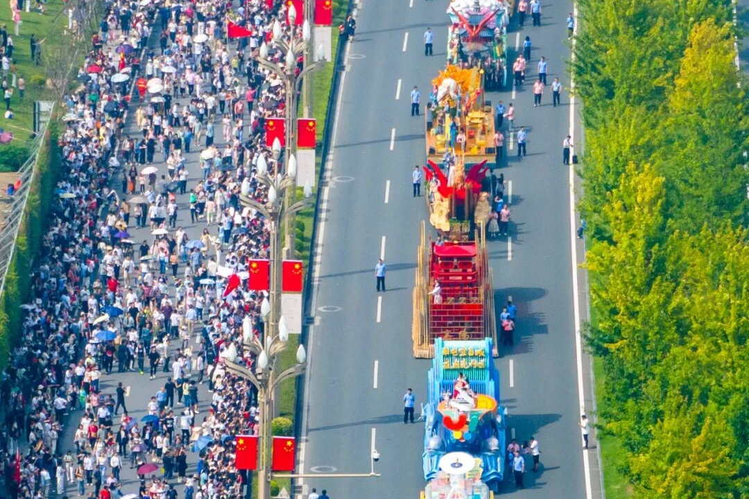 破纪录！武汉国庆名场面，火上央视