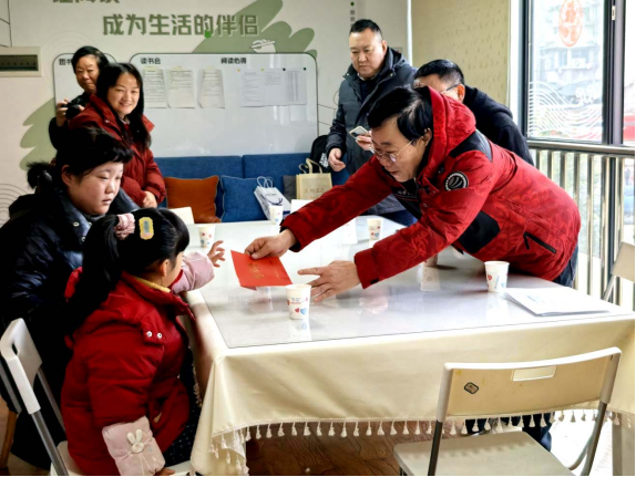 成都金牛区关工委张文友一行到金鱼街社区看望慰问困难青少年