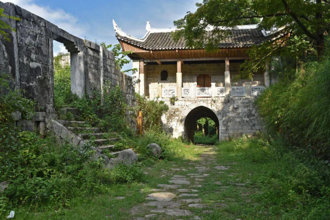 “滇黔锁钥”关索岭古驿道，徐霞客徒步翻越，康熙帝亲笔御书！