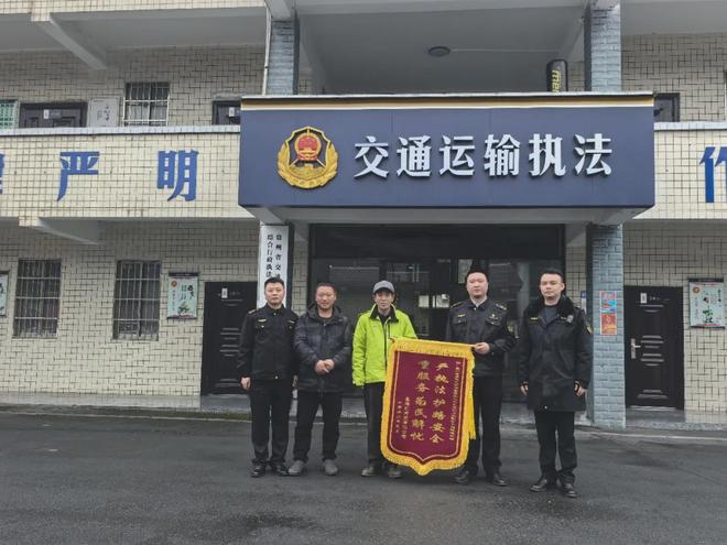 一公里“温情护送”背后的执法温度
