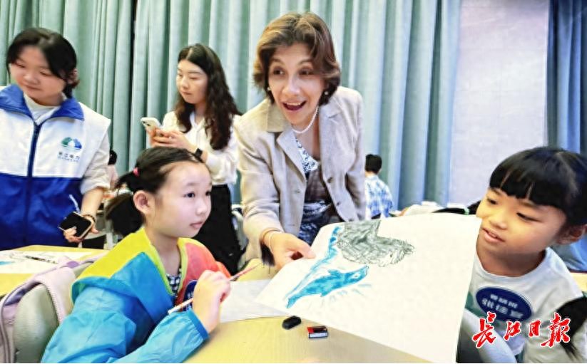 看，大熊猫、长江江豚和秘鲁国宝“跨洋贴贴”