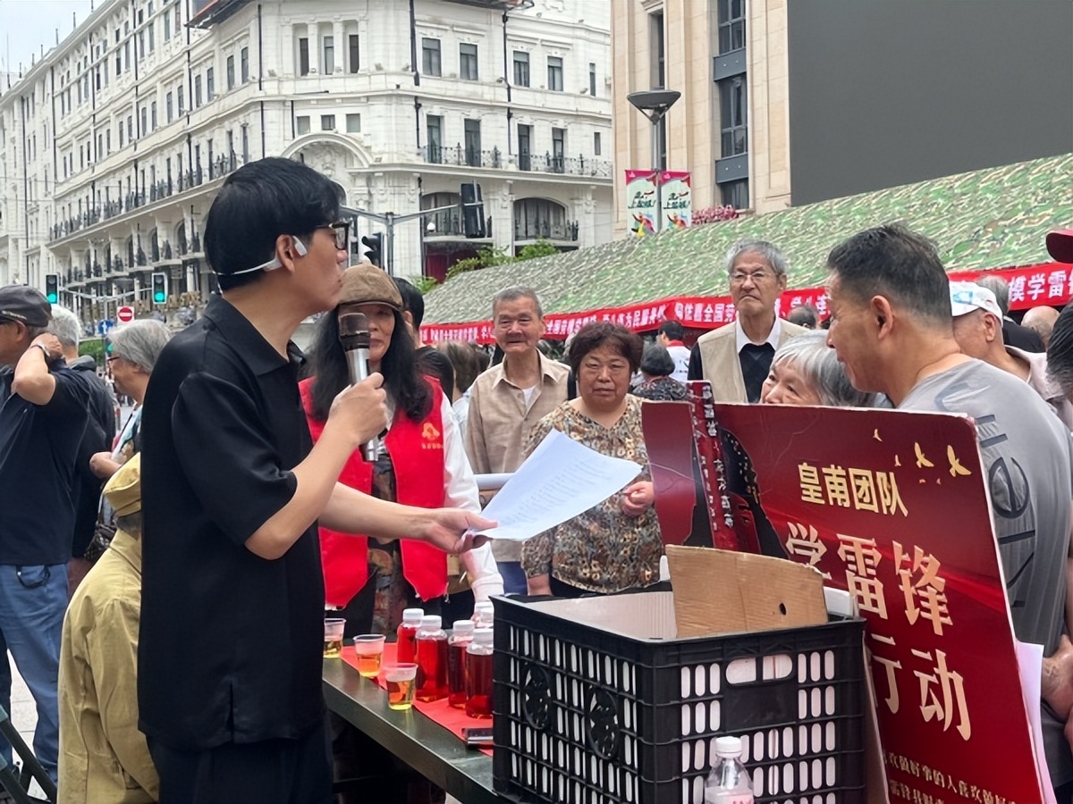 上海南京路：五月传暖意 志愿暖申城 学雷锋便民公益活动