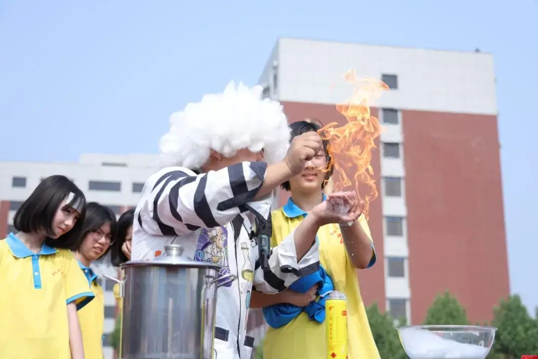 科技秀、机器人、50余项科技狂欢，廊坊志鸿中学首届科技节开幕
