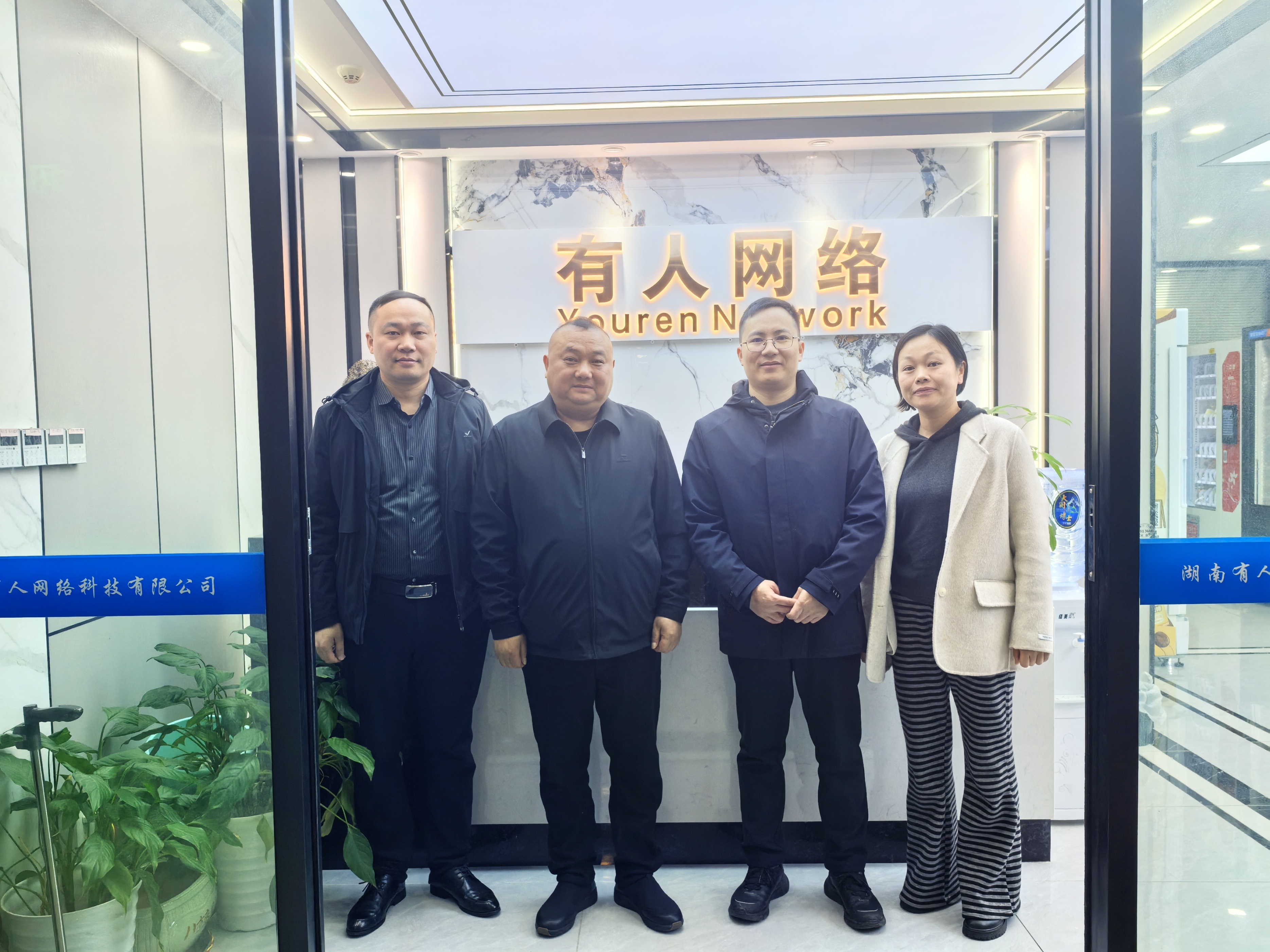 湖南省企业文化促进会谢建军在有人微超走访调研