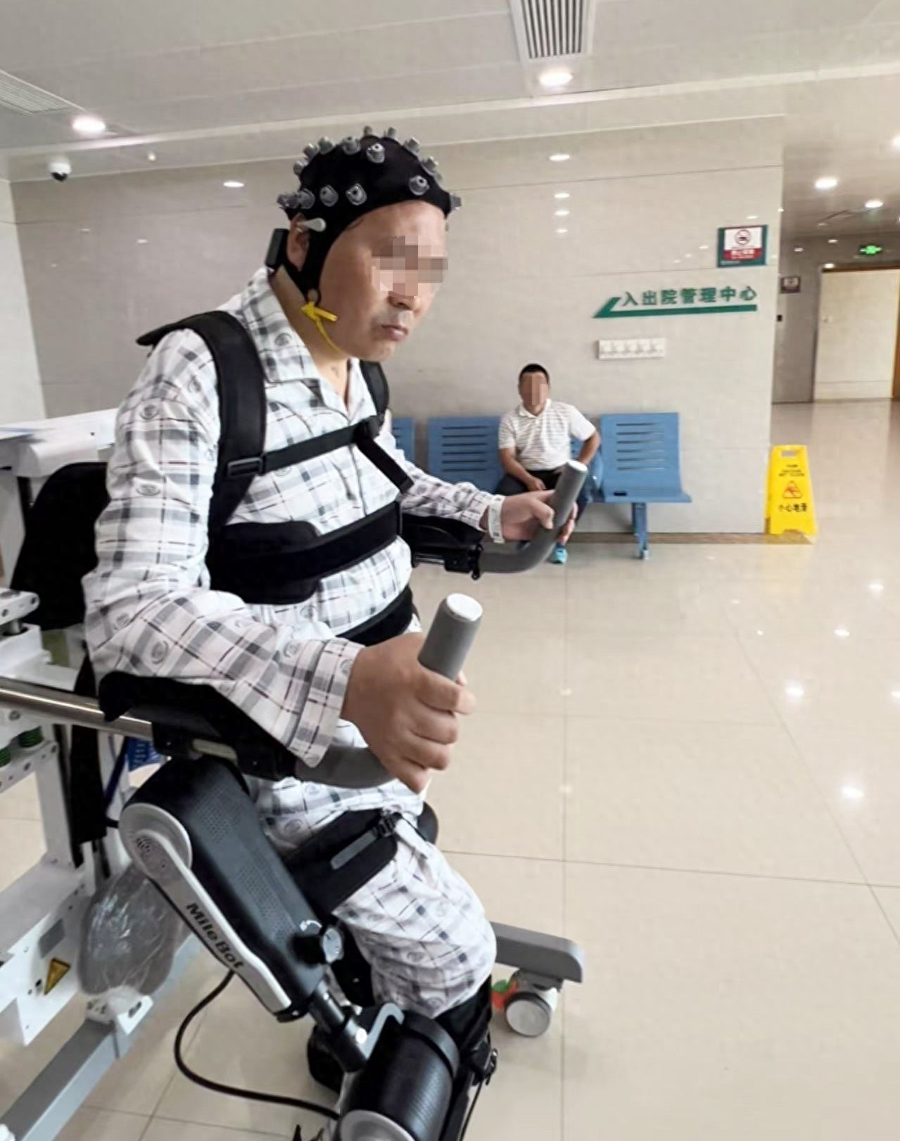 湖北首例！通过大脑意念驱动外骨骼机器人，下肢瘫痪患者实现自主“行走”