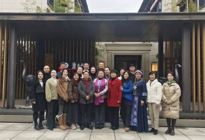 汇聚爱心力量·共筑母爱书院：湖南母爱书院筹备恳谈会在长沙成功举行