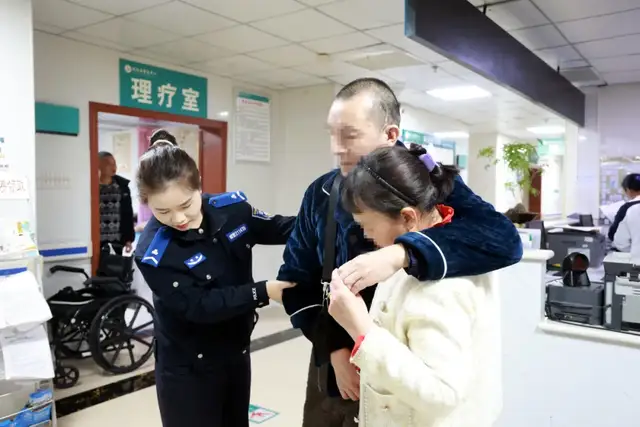 从“窗口”到“病房” 上门办证服务更贴心