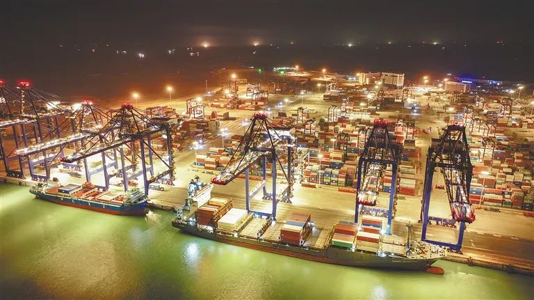 洋浦港：从地方性港口到国际航运枢纽