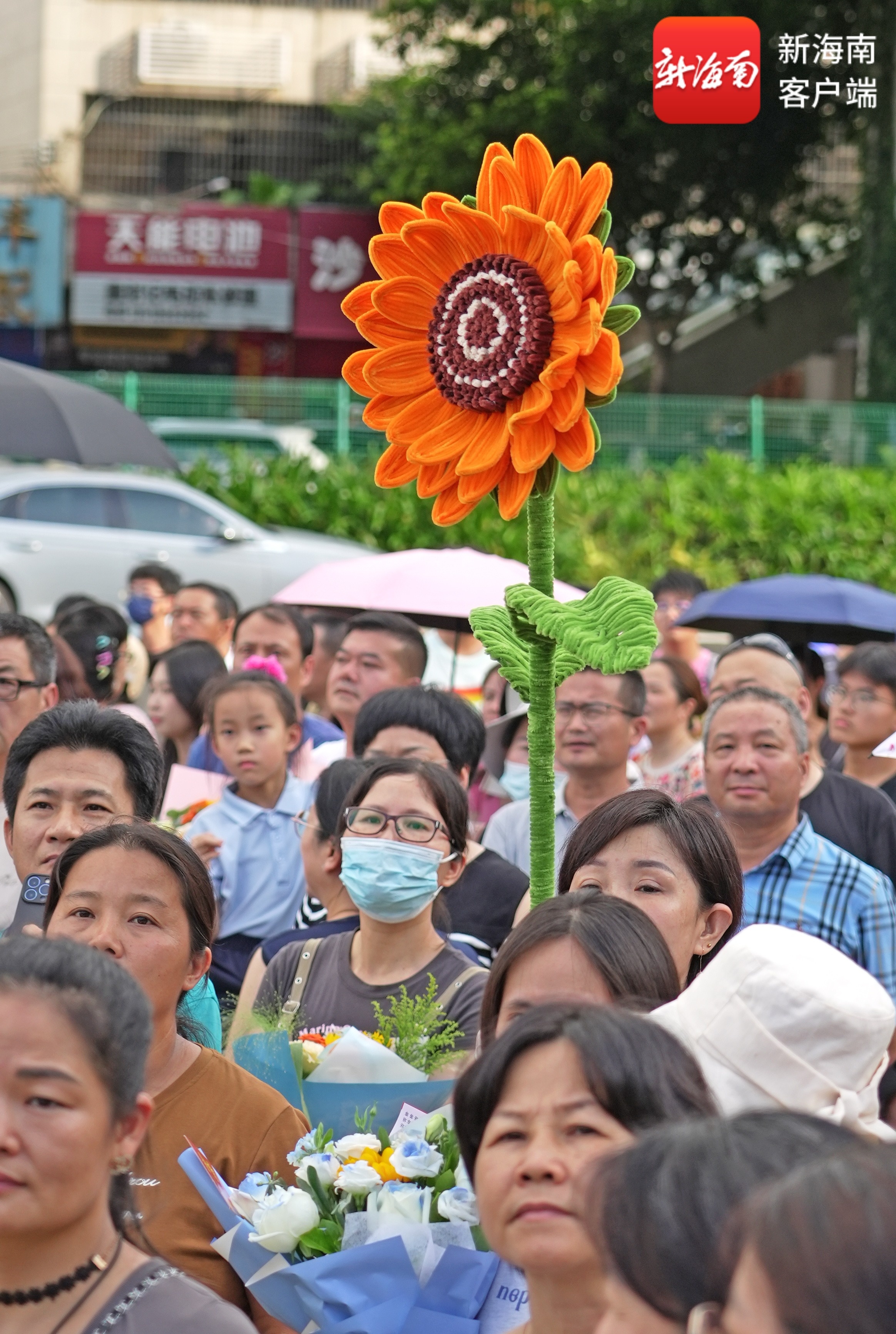 组图 | 海南高考结束，考点外家长脑洞大开，鲜花+定制横幅齐上阵超暖心