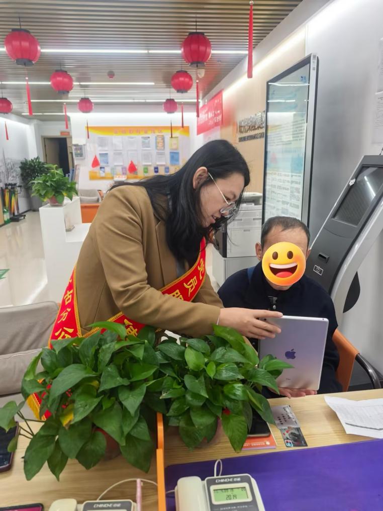 立冬寒意初显 服务暖流先行 阳光人寿“橙色守护”情暖银龄客户