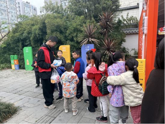 成都市枣子巷社区植树护绿主题活动