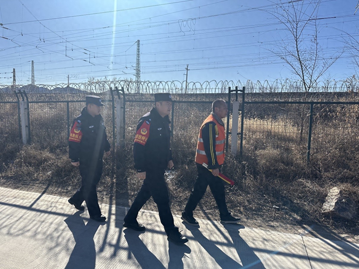 锡林铁警联合查布嘎线路车间开展线路隐患排查工作