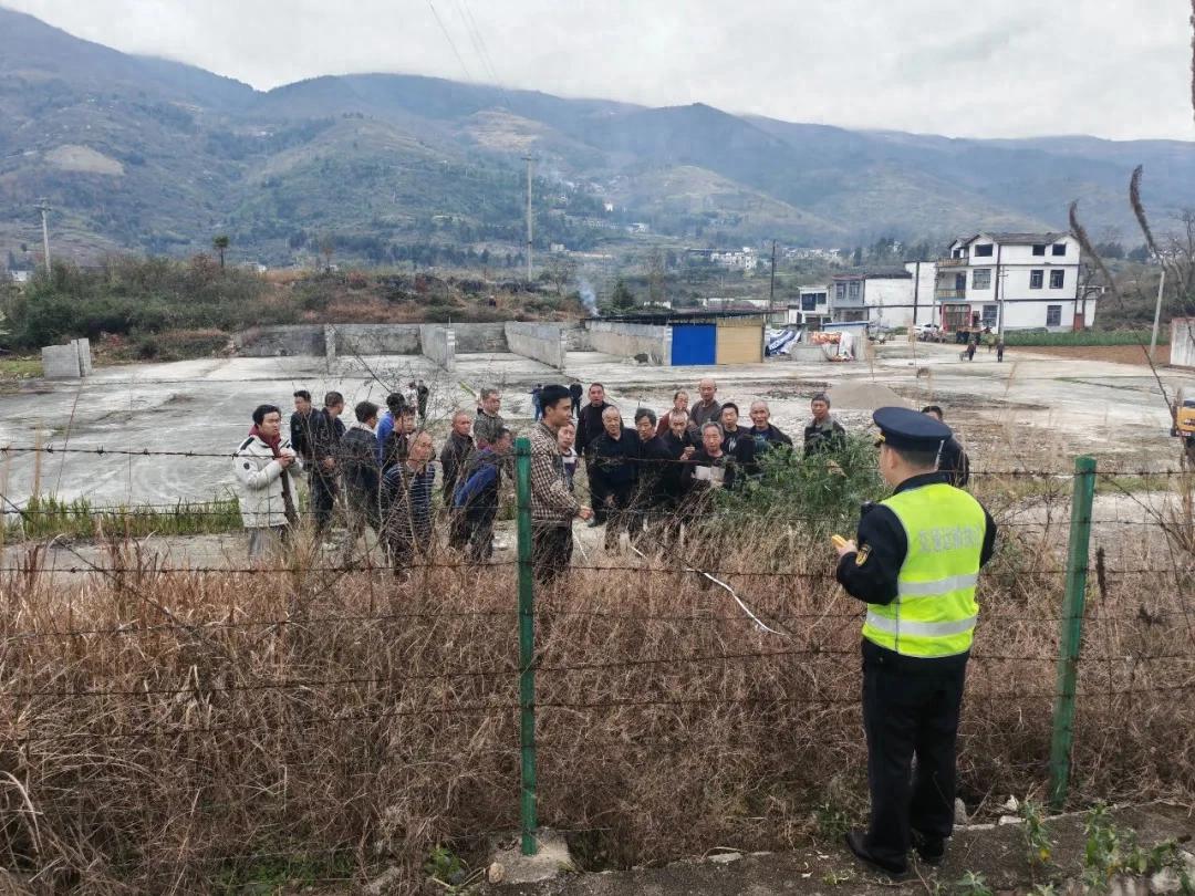 当篮球场遇上“红线”：一场在高速路边的温情执法与法治公开课