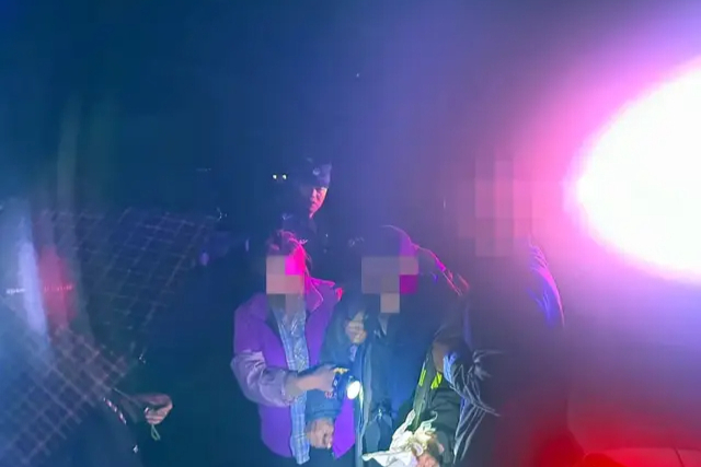 警灯破雨夜，暖心护归途——凤冈公安成功救助一名走失老人