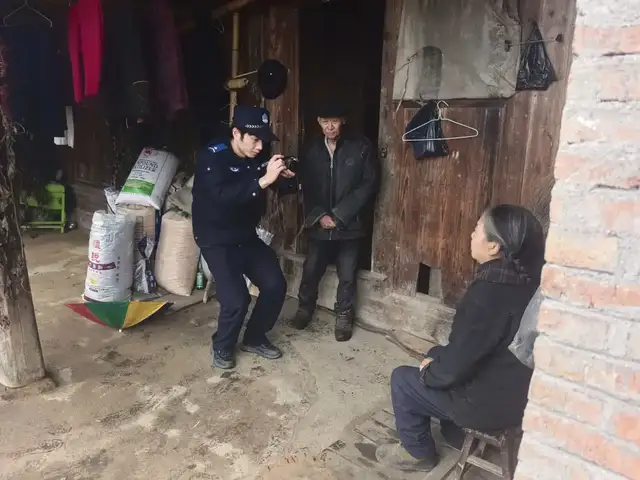“来，看这里，笑一下~”——镜头定格温暖 服务送到家门