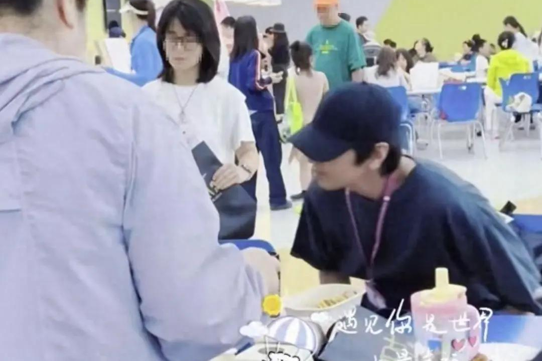 赵又廷参加女儿学校开放日，穿搭与普通人无异，不满意女儿的颜值