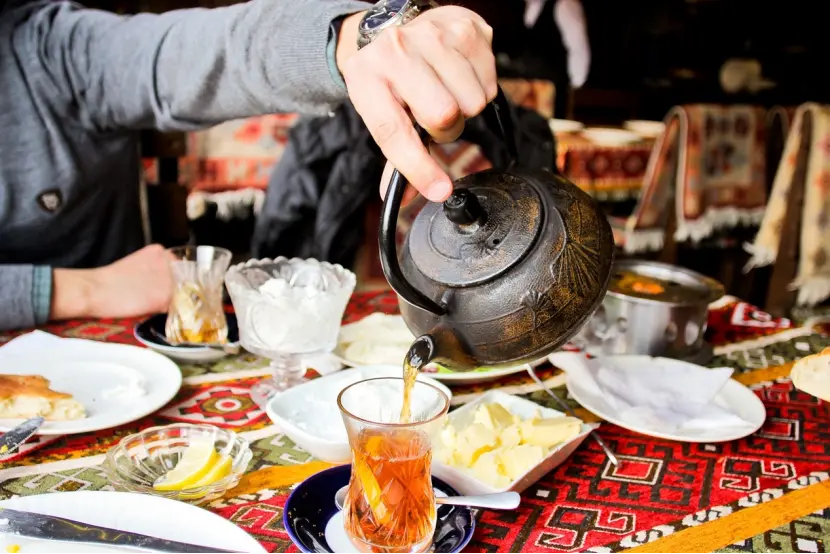 阿塞拜疆的茶杯是许多人会带的纪念品，Azerbaijian.travel
