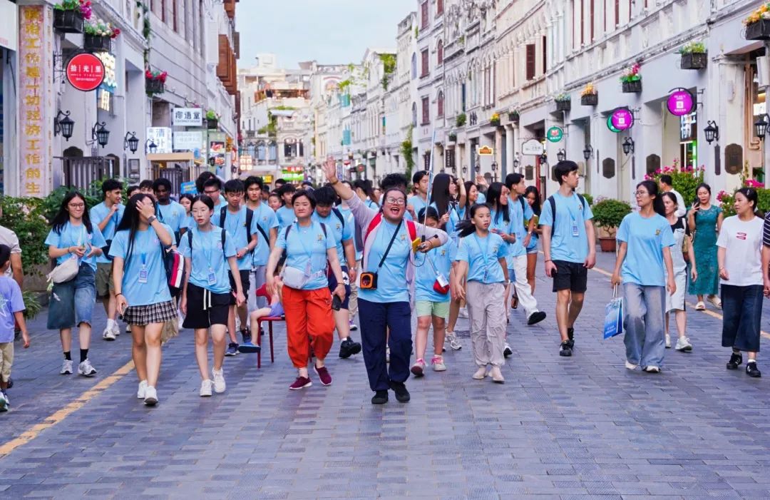 八国华裔青少年齐聚椰城 开启文化寻根与自贸港探索之旅​！