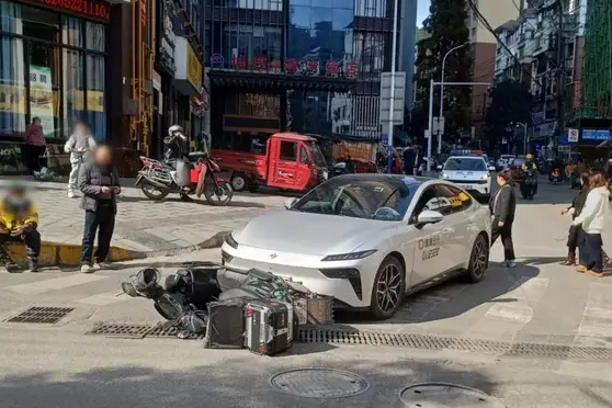 头上无盔，脸上“开花”！骑三轮车这一摔，额头缝了几十针……