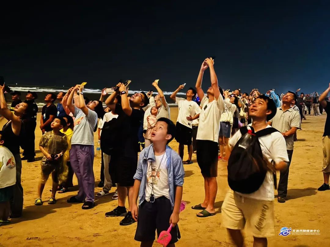 我国在文昌成功发射卫星互联网低轨卫星 各地游客远道而来感受震撼时刻