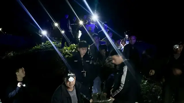 生死3小时！道真公安深夜悬崖接力，背出摔伤老人