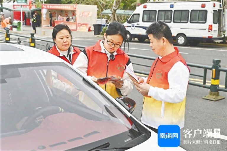 新春走基层 | 海口志愿者姚向东一家三口连续3年服务春运