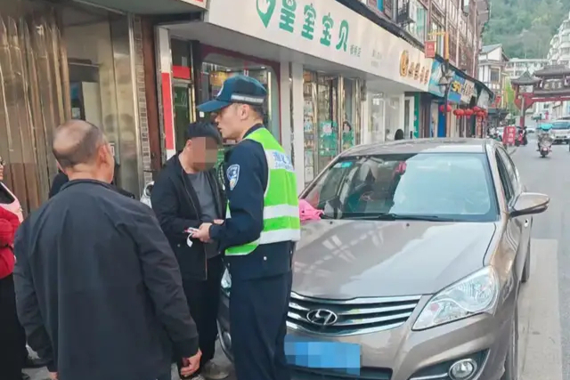 五大曝光丨司机竟用毛巾遮号牌，这个“小聪明”记9分！