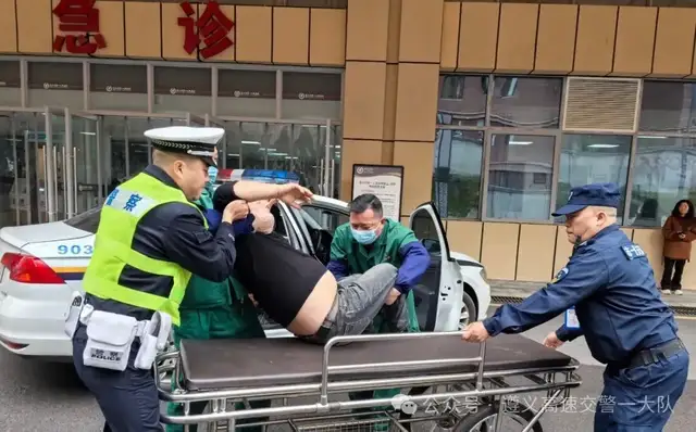 警灯闪烁，为生命“狂飙”！遵义高速一大队这7分钟，太暖了