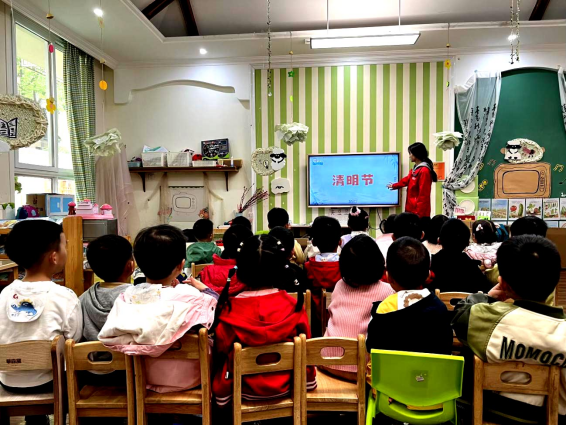 成都福瑞斯幼儿园关工委：“巧手做青团 童心忆清明”清明节活动