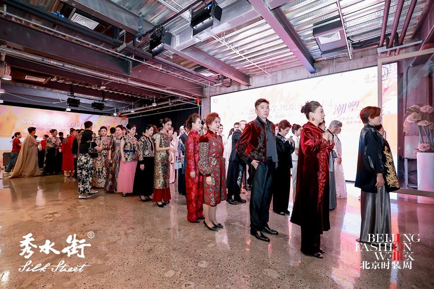 让"黄马甲"飞扬在T台《救灾前夜》燃爆2025北京时装周