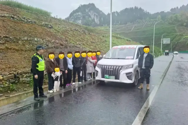 “挤”出来的隐患！桐梓公安交警提醒：超员一人，危险十分