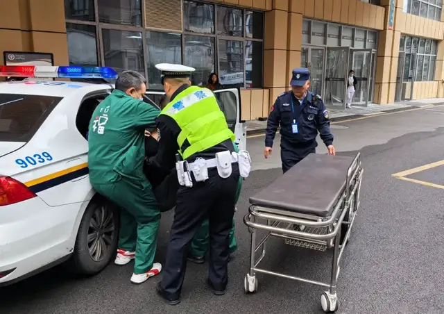“救命之恩永难忘！”货车司机突发心梗，遵义交警抢回一条命！