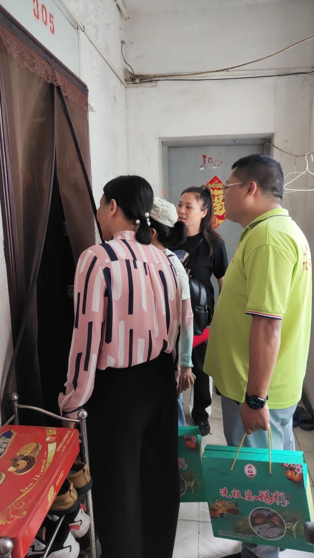 海口市龙华区城西镇镇政府携冼祖婆食品慰问关爱孤老困难家庭，端午送福粽！