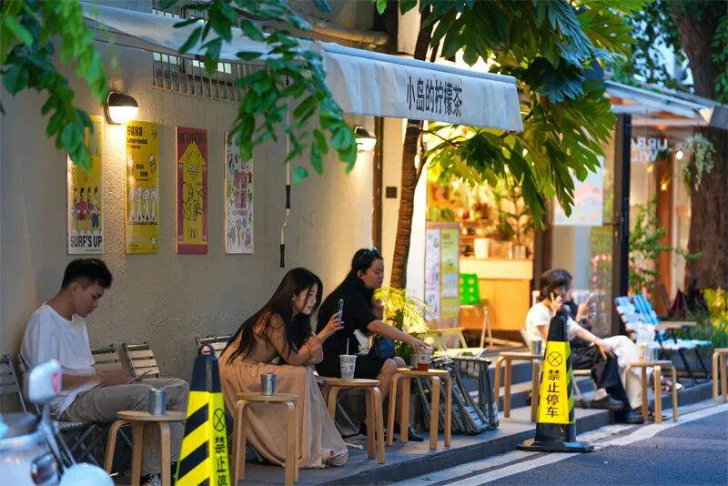 街是老街，店是年轻人的店，客是老少皆宜的客