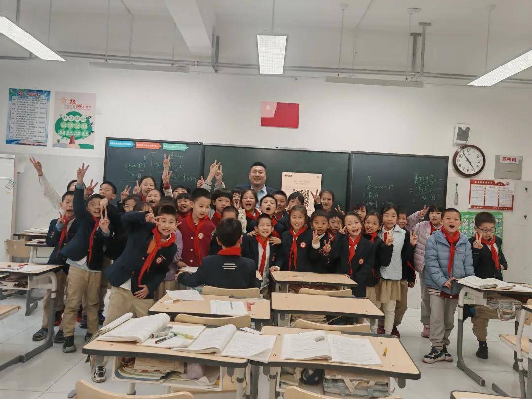 AI进校园，小学生的第一堂AI课！小学生认识第一个单词：deepseek