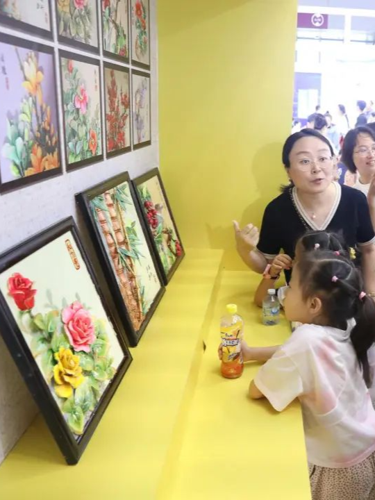 师生组团打卡，文昌灰塑在文博会实力“圈粉”！