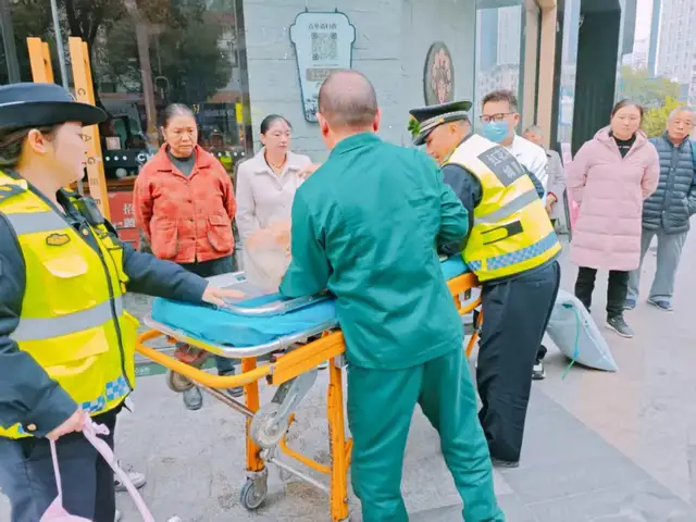 暖心帮助摔倒老人 平凡善举显担当