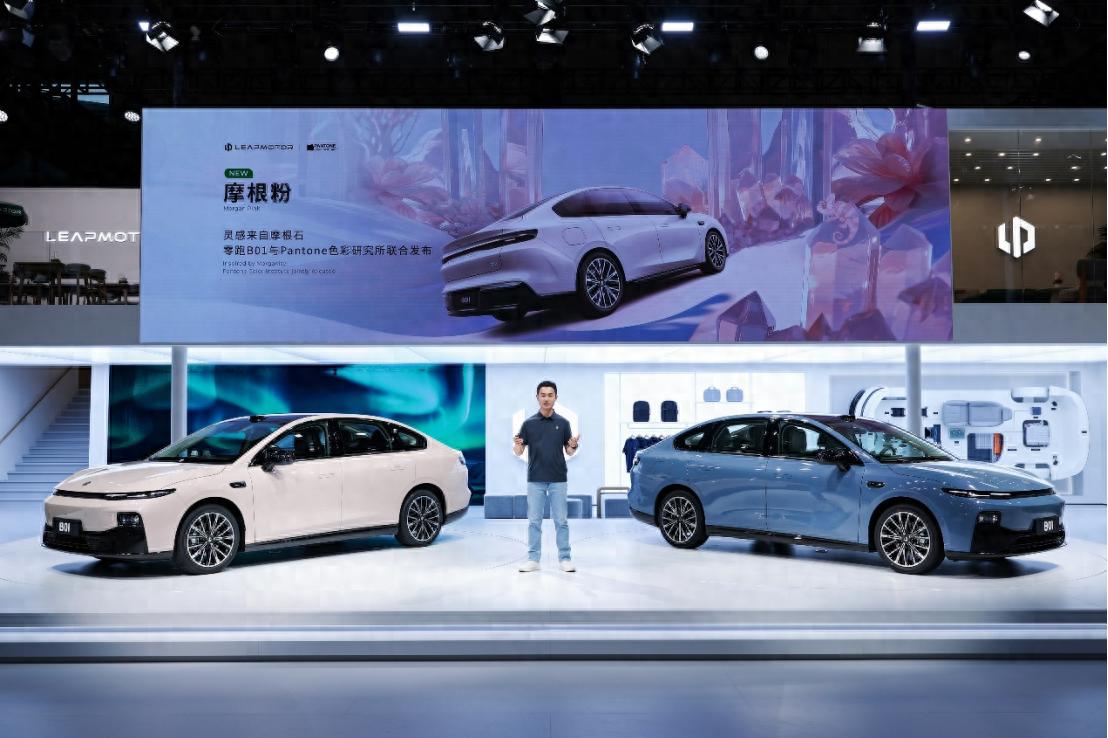 零跑B01上海车展首秀：15万级智能轿车赛道迎来“六边形战士”