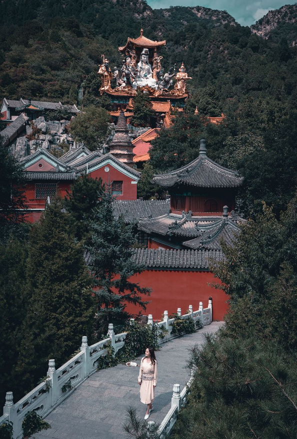 藏在北京深山中的一座古寺，距今已有900年，其建筑在国内很少见